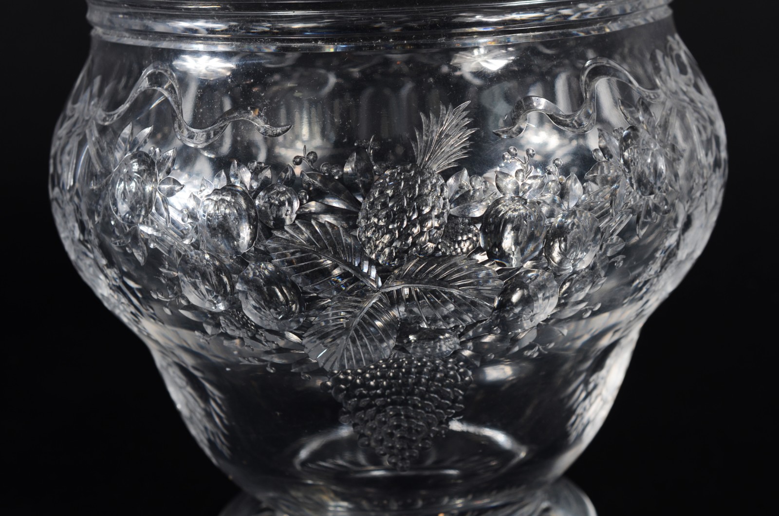 Vaso de cristal europeu lapidado com frutos e guirlandas. - foto 2 de 7