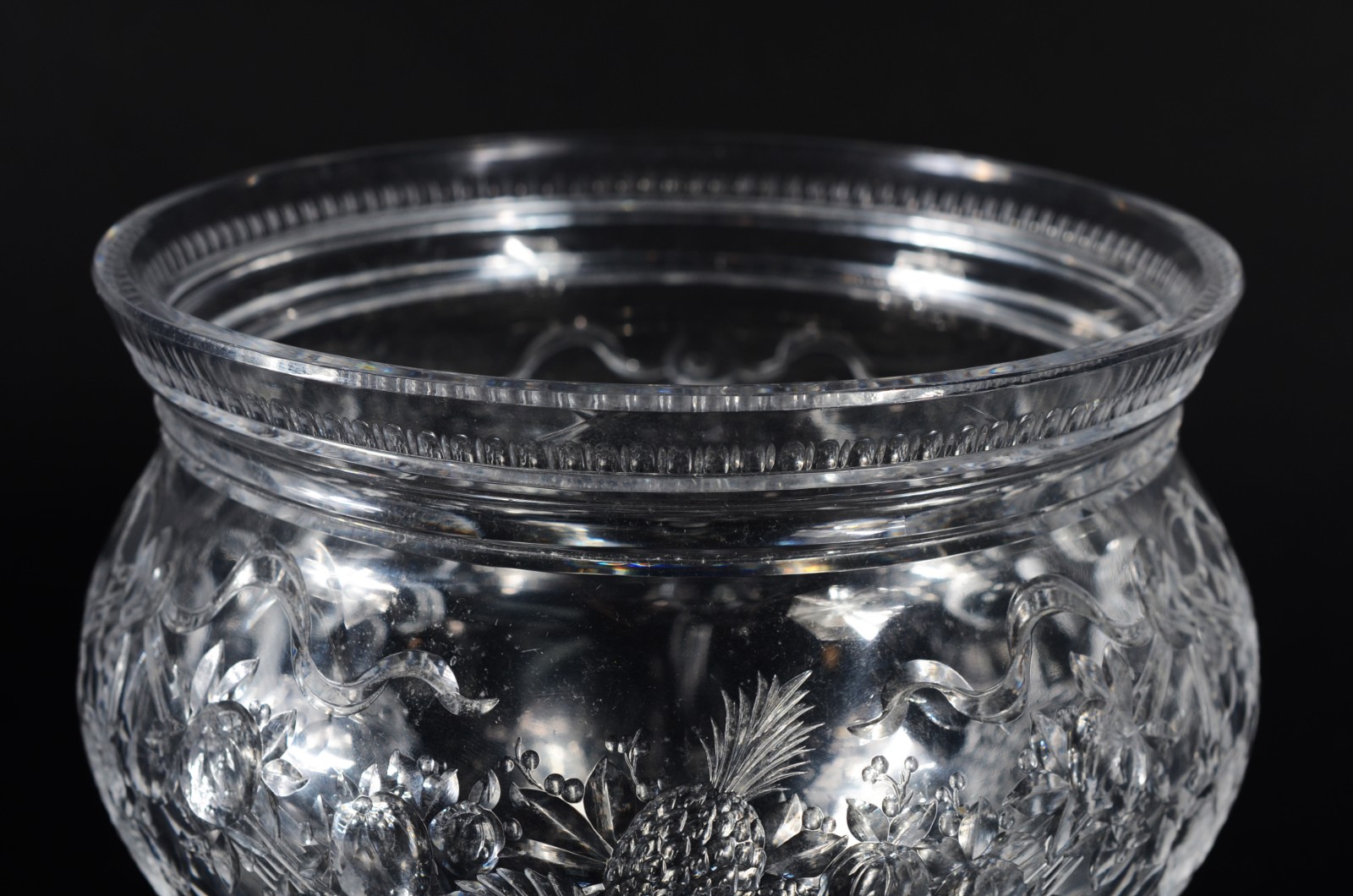 Vaso de cristal europeu lapidado com frutos e guirlandas. - foto 3 de 7