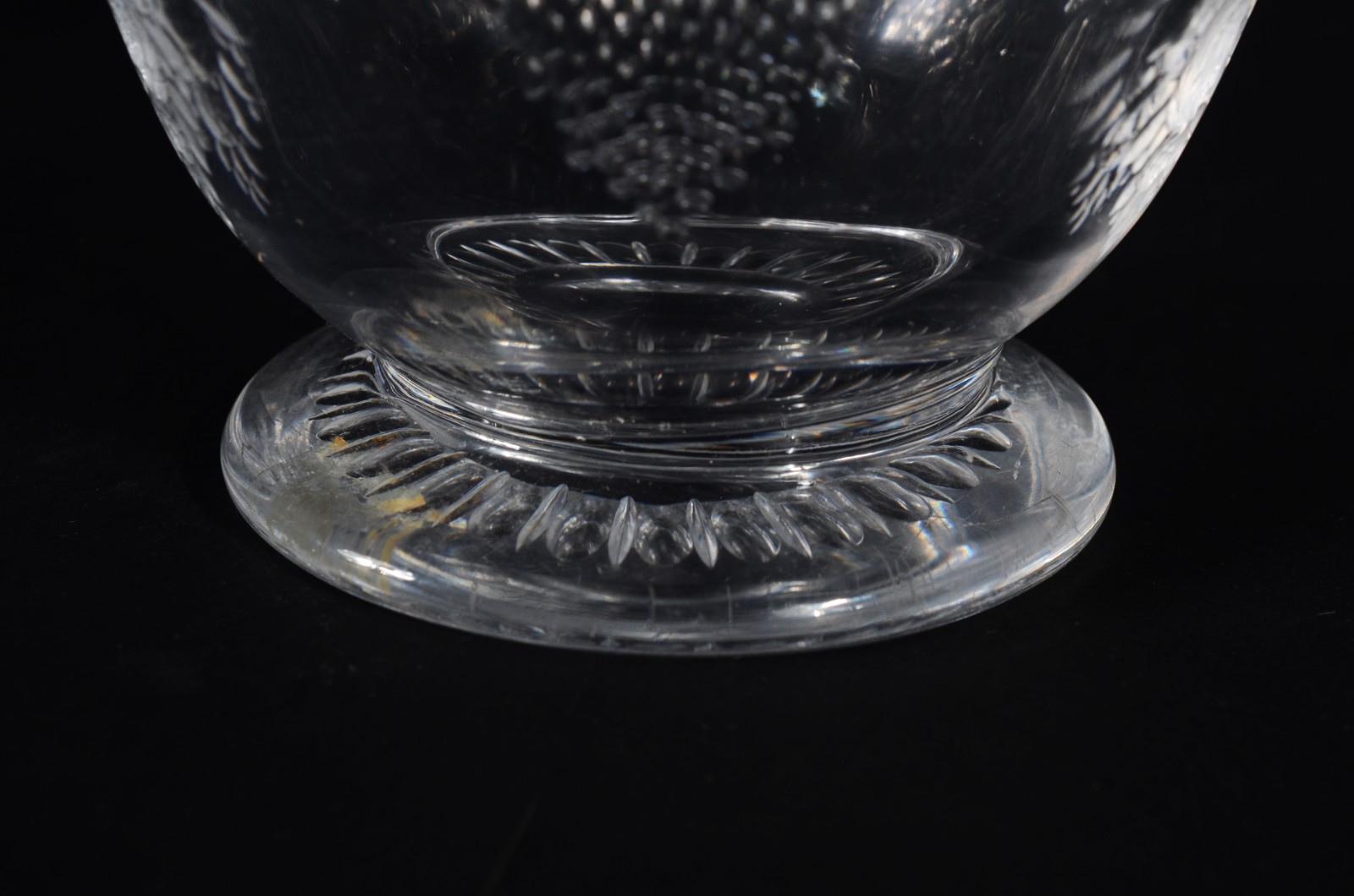 Vaso de cristal europeu lapidado com frutos e guirlandas. - foto 4 de 7