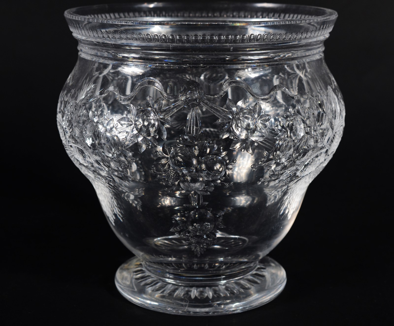 Vaso de cristal europeu lapidado com frutos e guirlandas. - foto 5 de 7