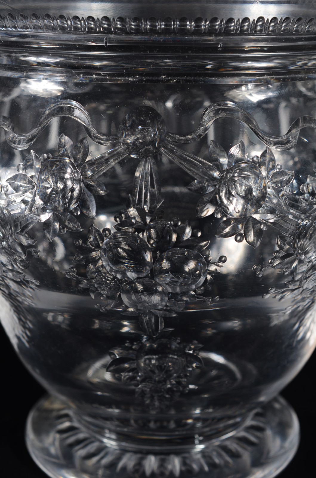 Vaso de cristal europeu lapidado com frutos e guirlandas. - foto 6 de 7