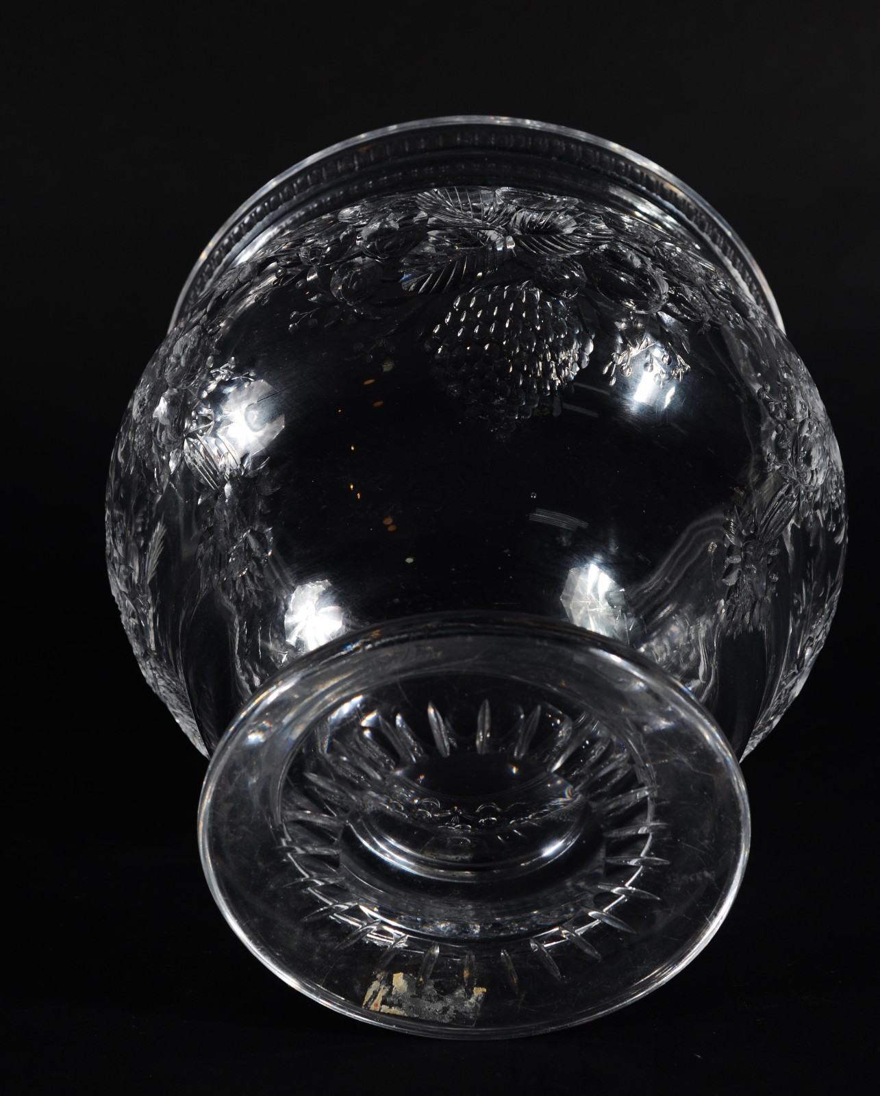 Vaso de cristal europeu lapidado com frutos e guirlandas. - foto 7 de 7