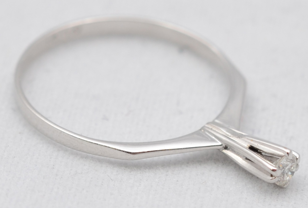Anel solitário em ouro branco com aproximadamente 0.10 ct de...