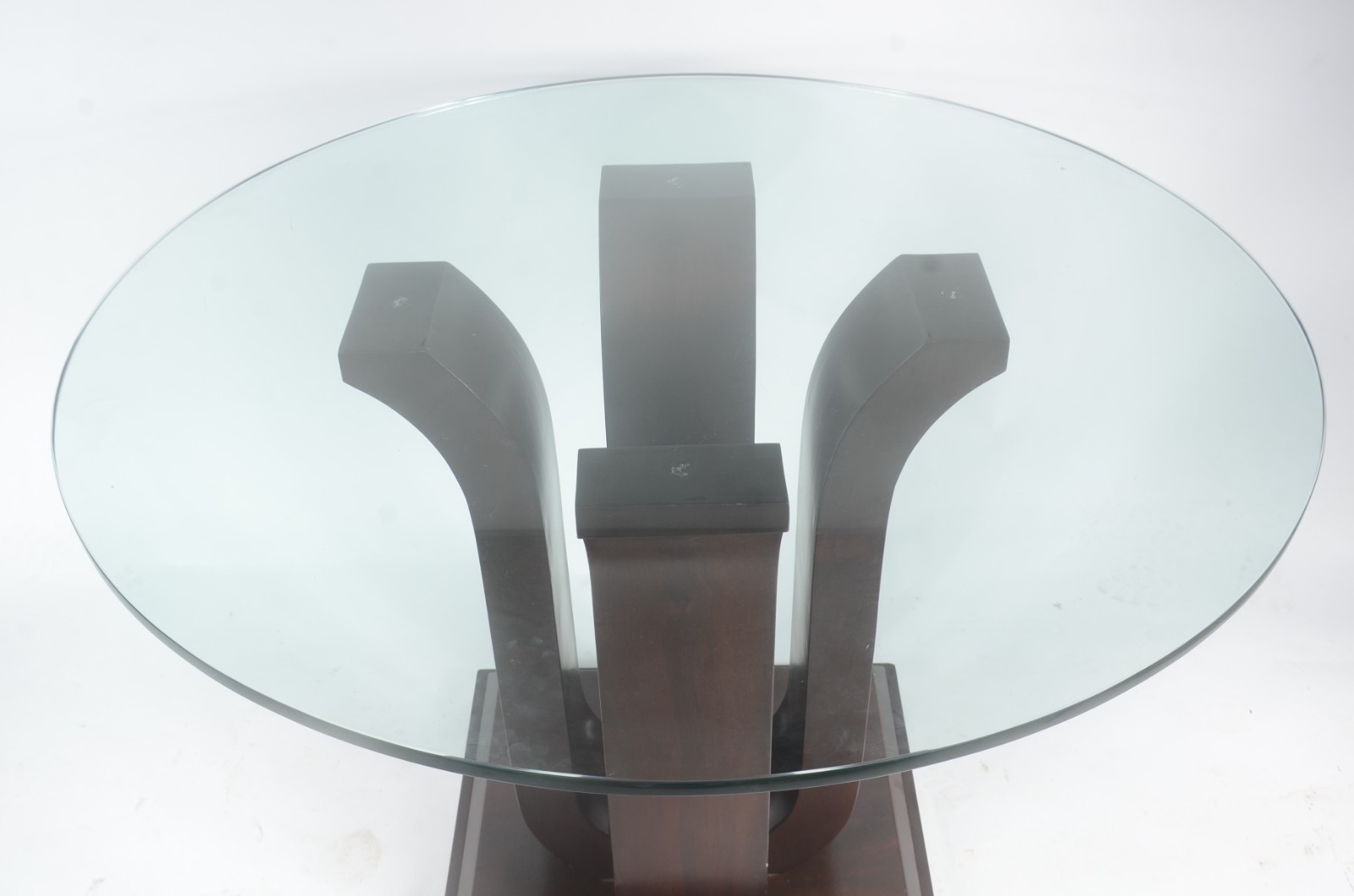 Mesa com base de madeira , tampo redondo de cristal. Folheado da base... - foto 4 de 9