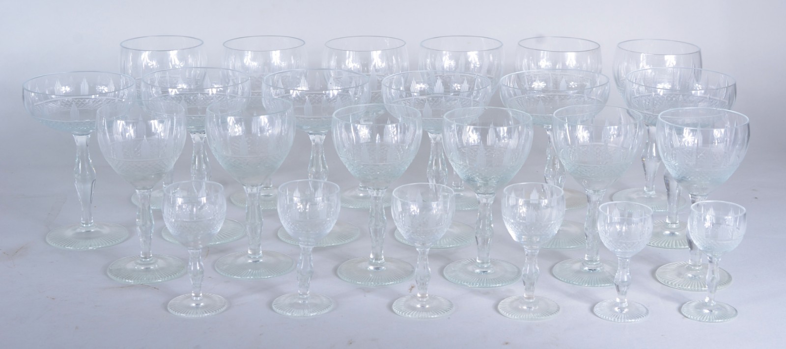 Serviço de cristal, sendo: 6 para champagne, 6 para vinho branco, 6... - foto 1 de 4