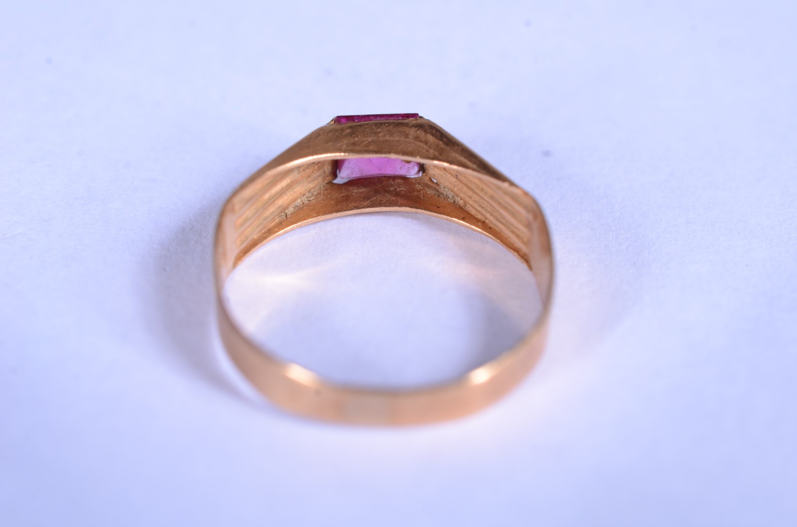 Anel de ouro 18 k. com pedra rosa, aro 8. (Por motivos de segurança a... - foto 3 de 6