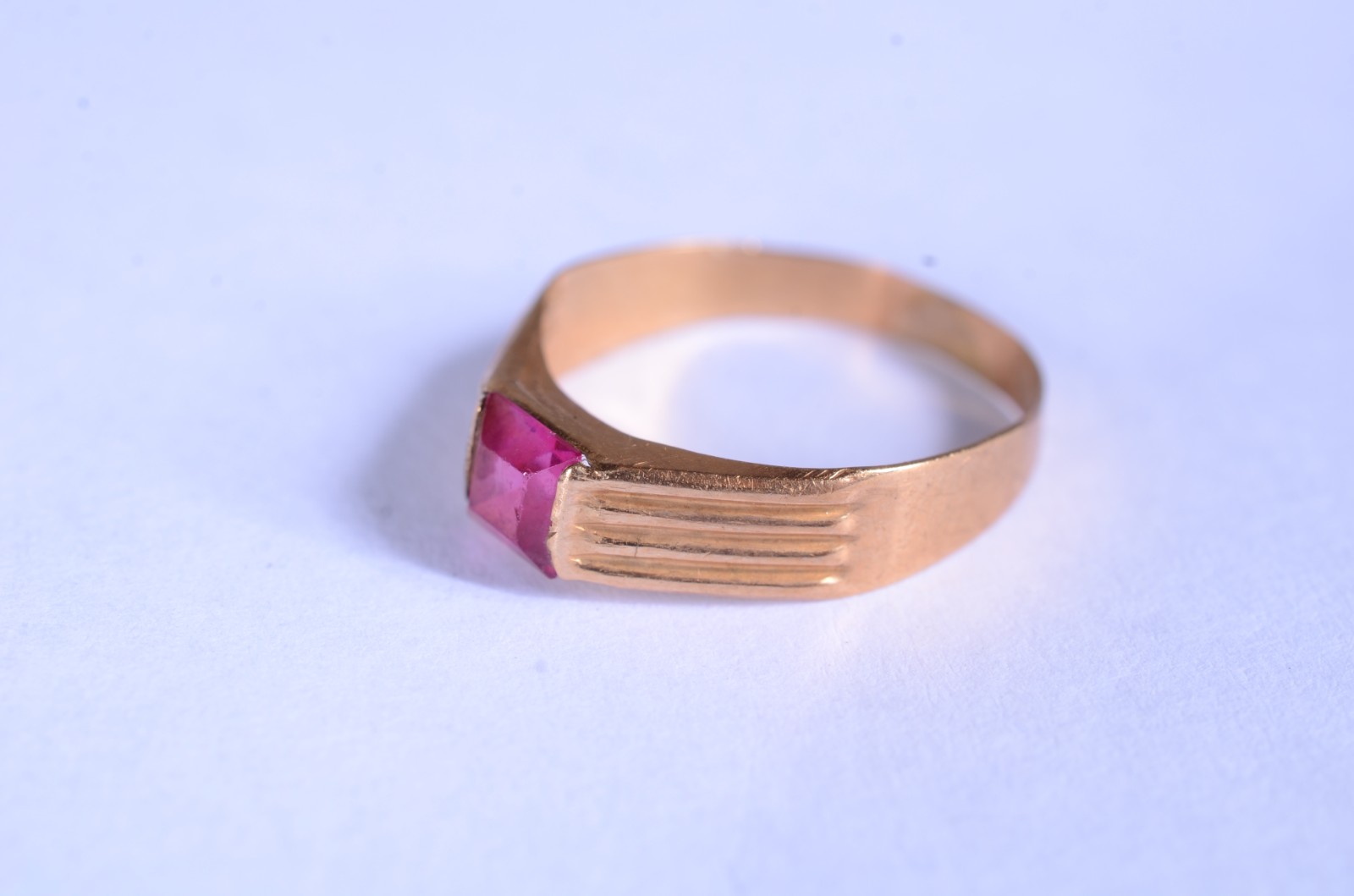 Anel de ouro 18 k. com pedra rosa, aro 8. (Por motivos de segurança a... - foto 2 de 6