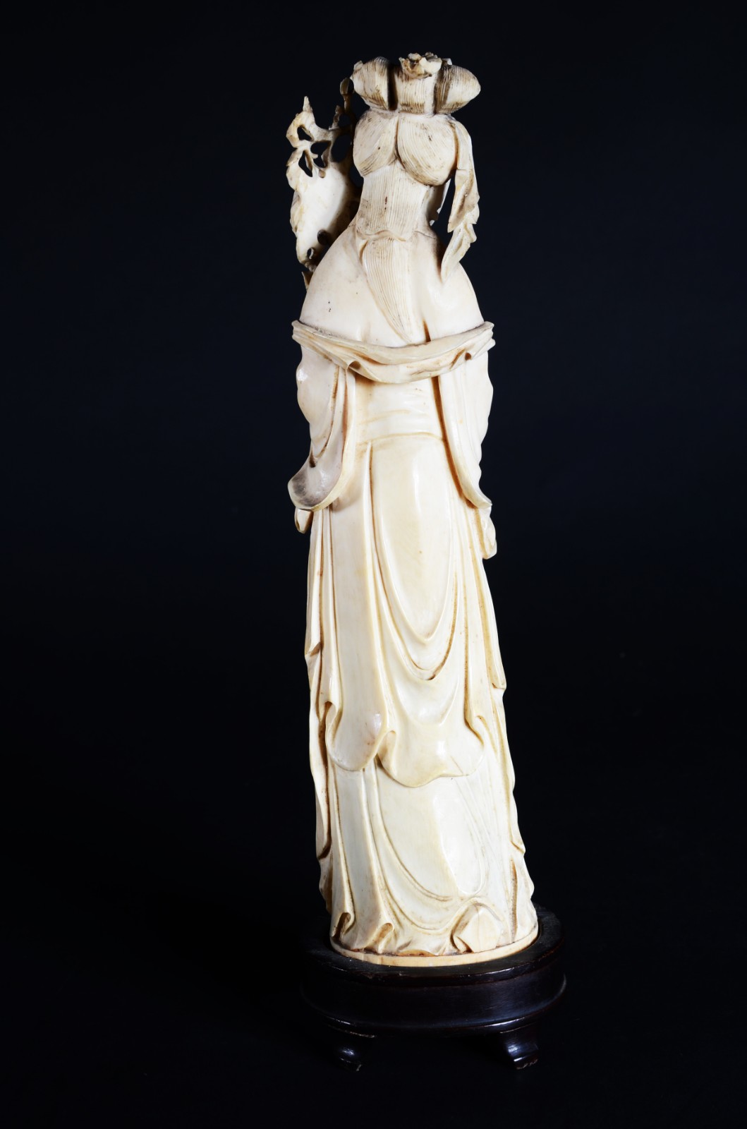 Estatueta de marfim representando Gueixa, base de madeira. - foto 2 de 10