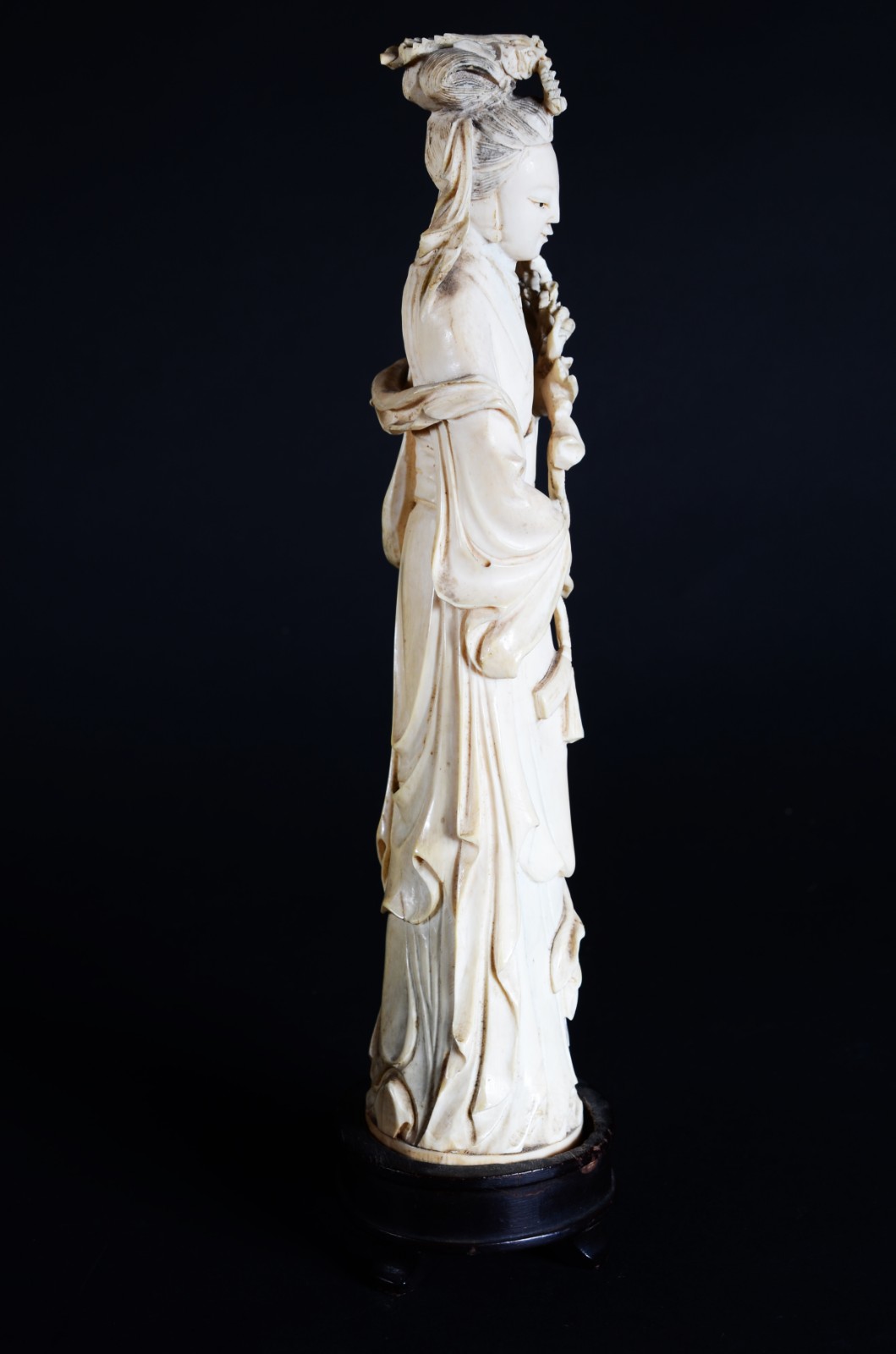 Estatueta de marfim representando Gueixa, base de madeira. - foto 4 de 10
