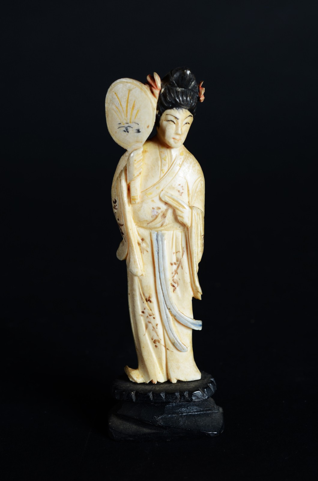Estatueta de marfim representando Gueixa. - foto 1 de 4