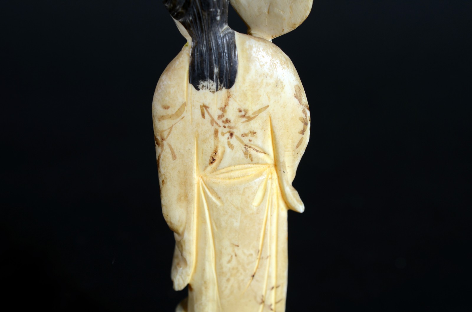 Estatueta de marfim representando Gueixa. - foto 3 de 4