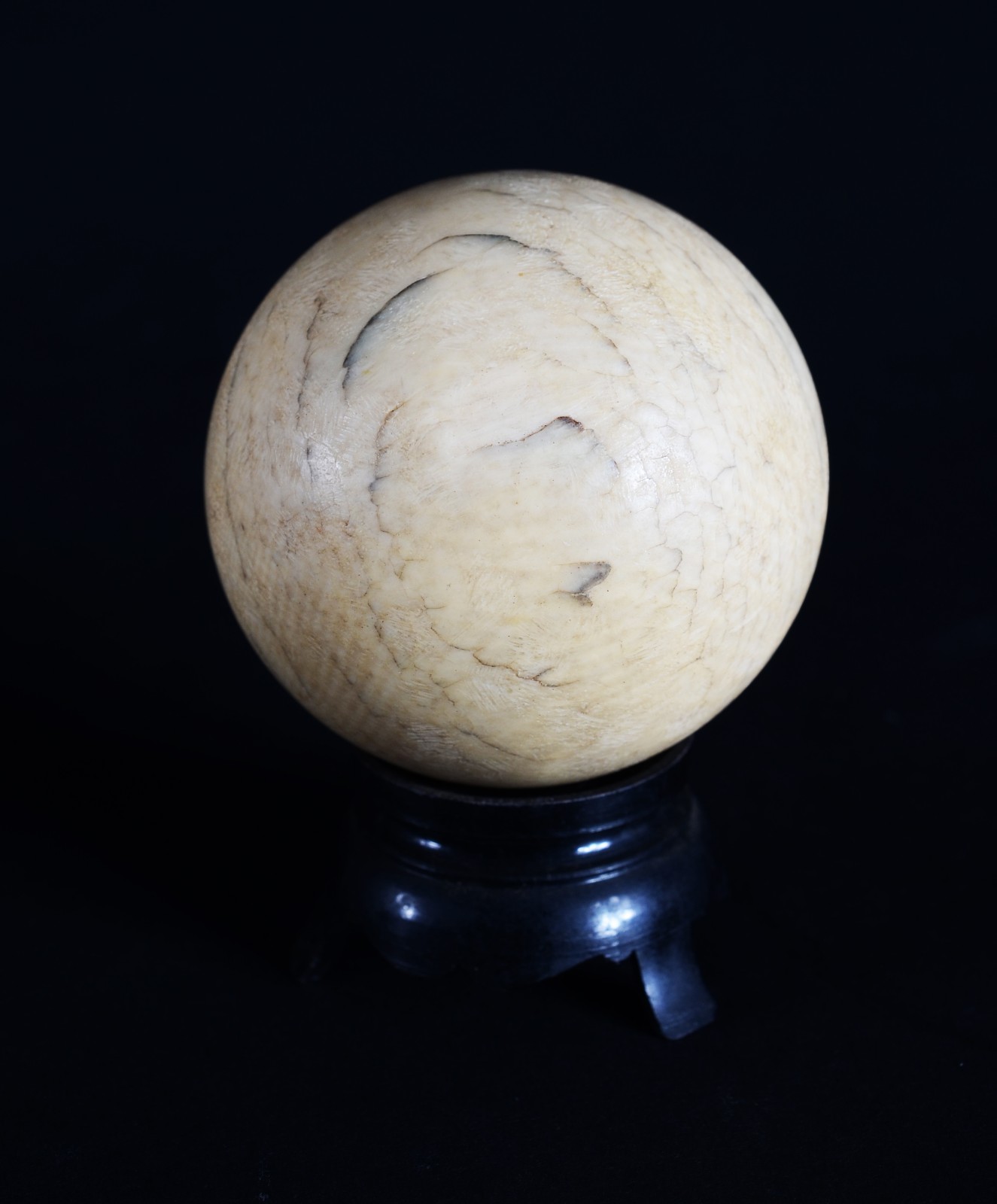 Bola de bilhar de marfim, base de madeira. - foto 1 de 2