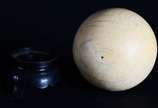 Bola de bilhar de marfim, base de madeira. - Bola de bilhar de marfim, base de madeira.
