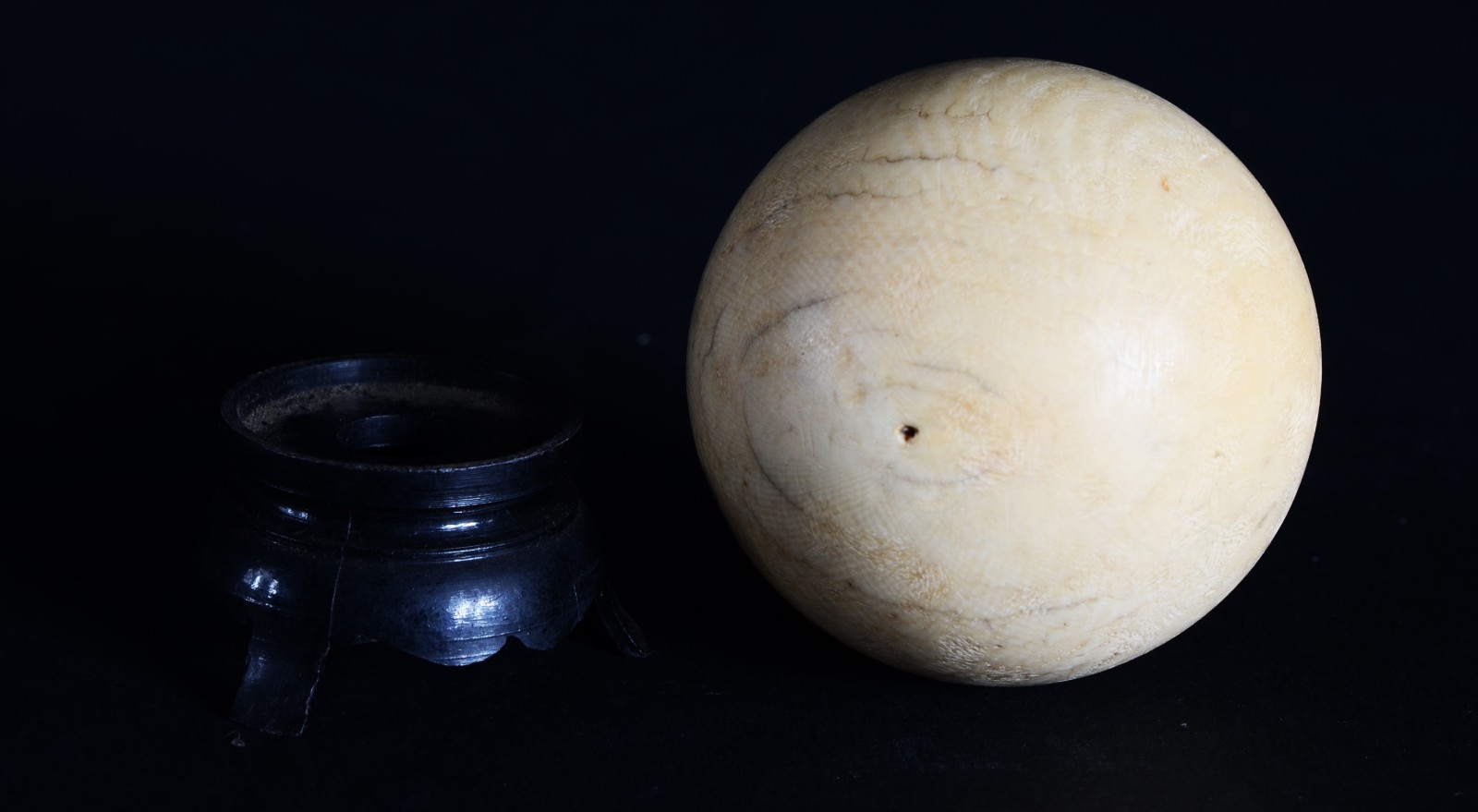 Bola de bilhar de marfim, base de madeira. - foto 2 de 2