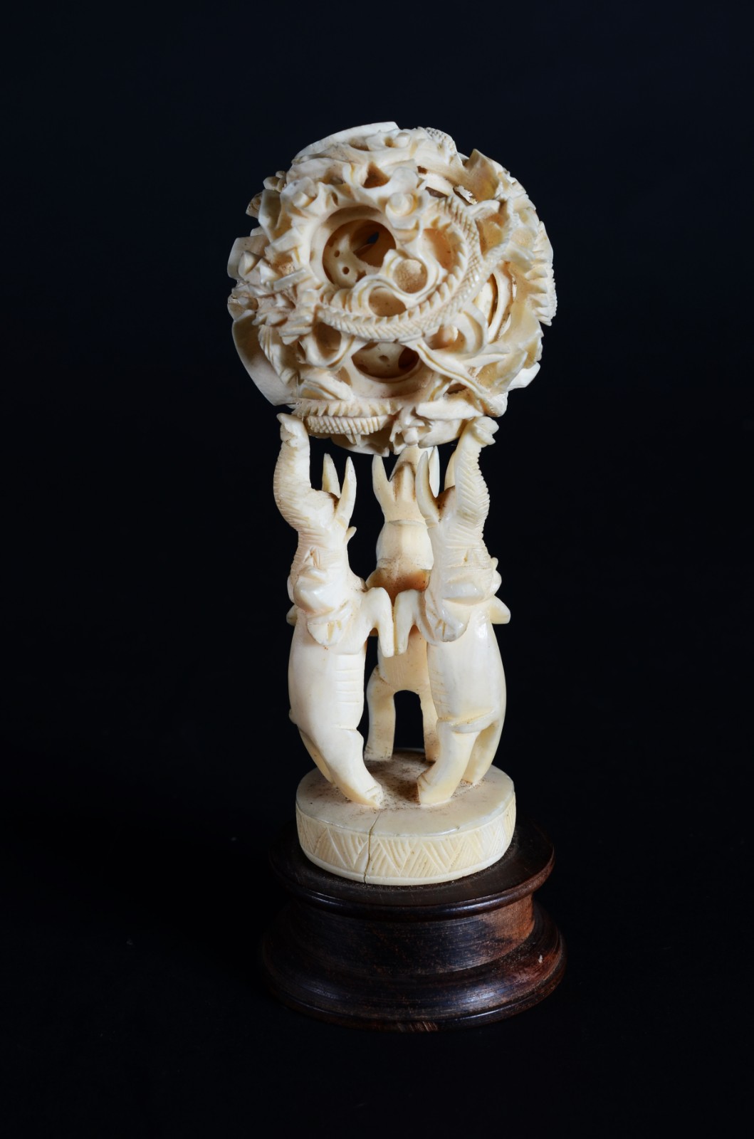 Escultura de marfim representando o jogo das "sete bolas", base com... - foto 2 de 9