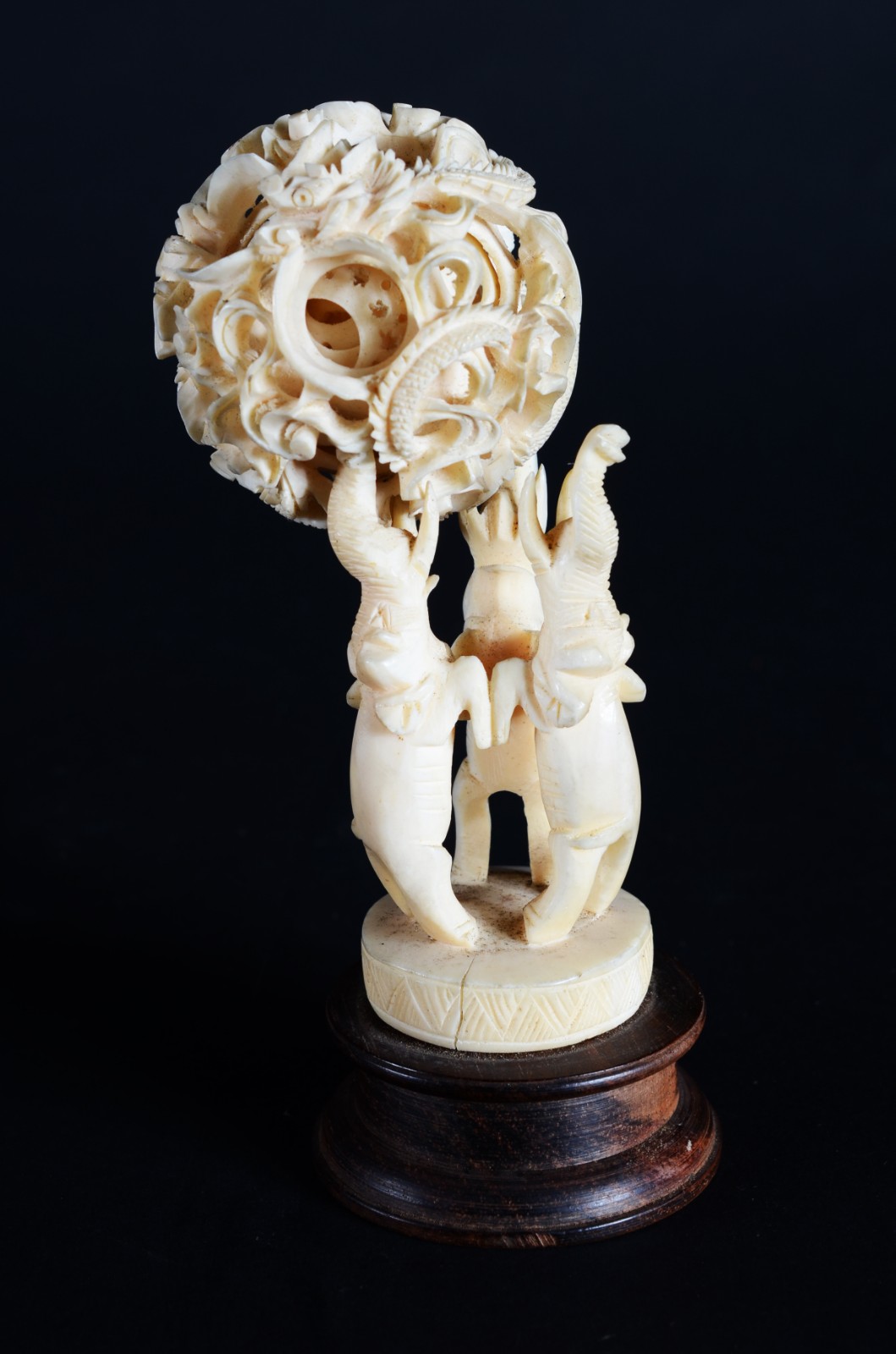 Escultura de marfim representando o jogo das "sete bolas", base com... - foto 3 de 9