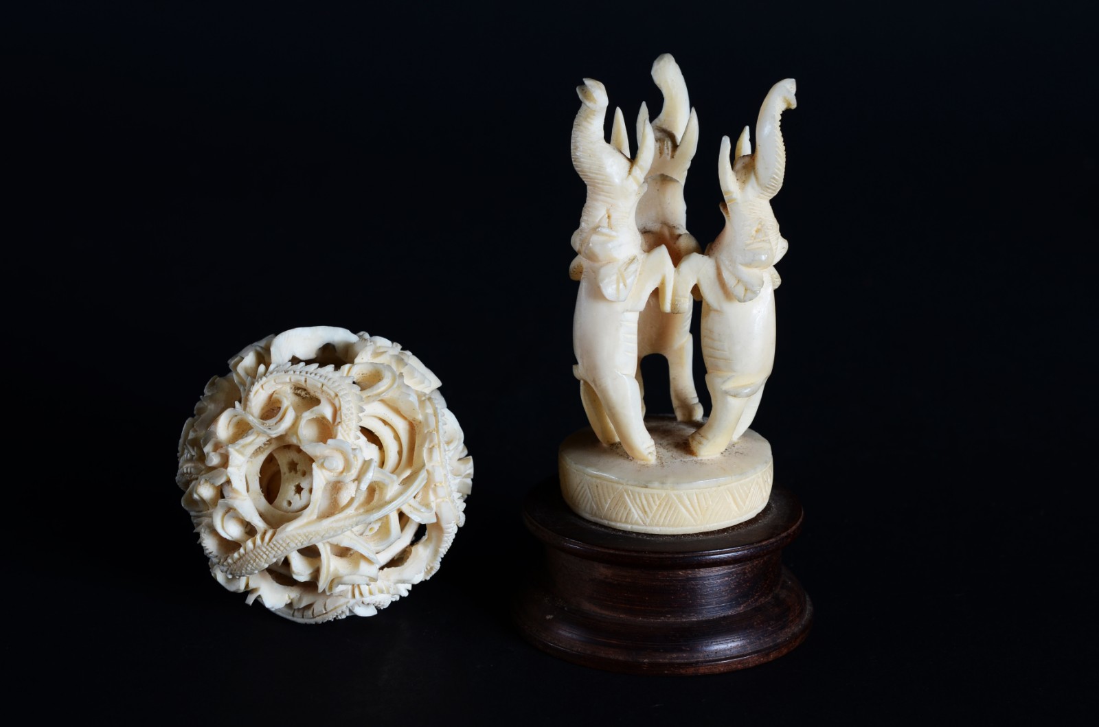Escultura de marfim representando o jogo das "sete bolas", base com... - foto 4 de 9
