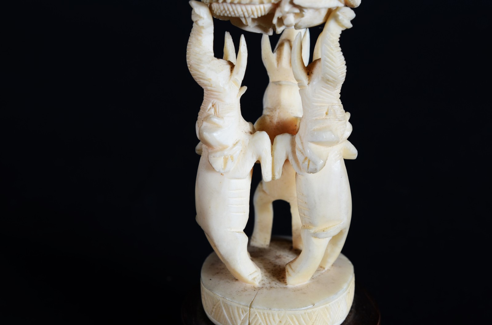 Escultura de marfim representando o jogo das "sete bolas", base com... - foto 5 de 9