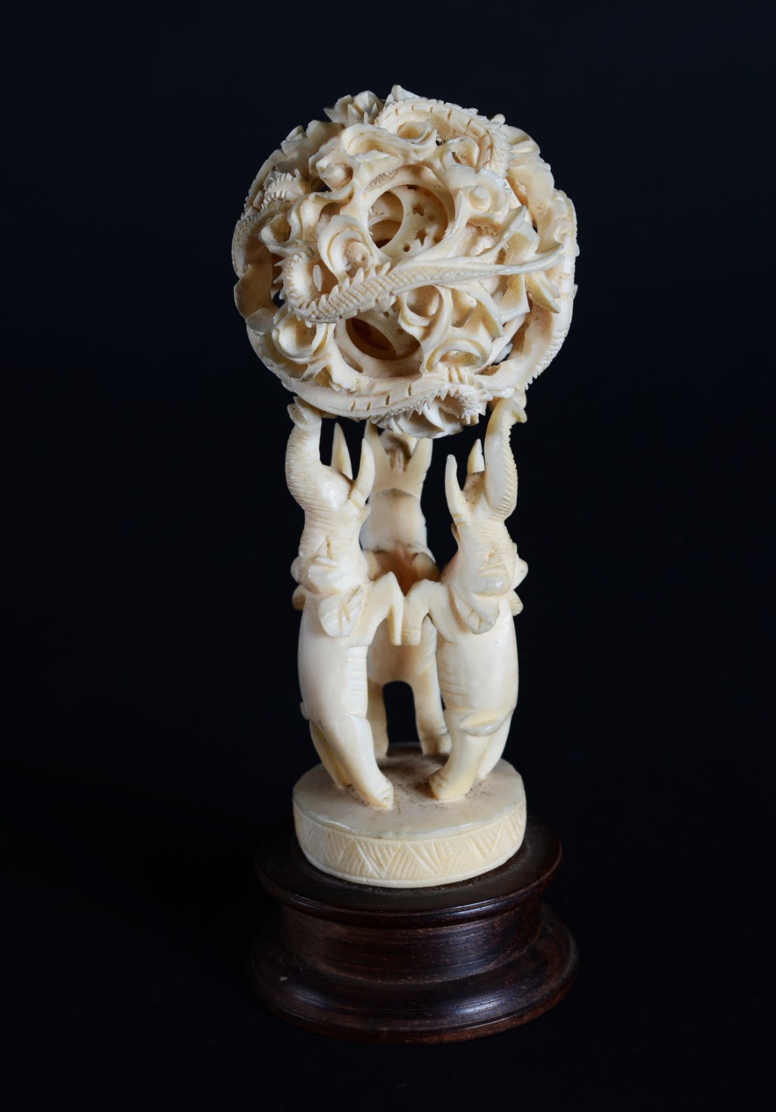 Escultura de marfim representando o jogo das "sete bolas", base com... - foto 6 de 9