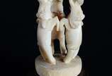 Escultura de marfim representando o jogo das "s... - Escultura de marfim representando o jogo das "sete bolas", base com elefantes esculpidos. Pequena rachadura na base.