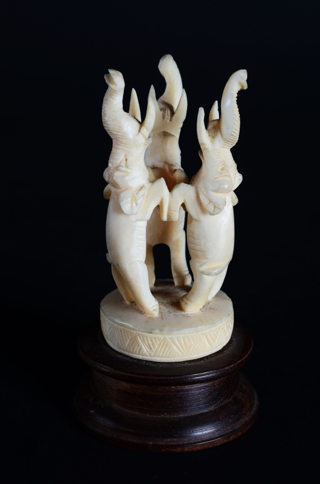 Escultura de marfim representando o jogo das "sete bolas", base com... - foto 8 de 9