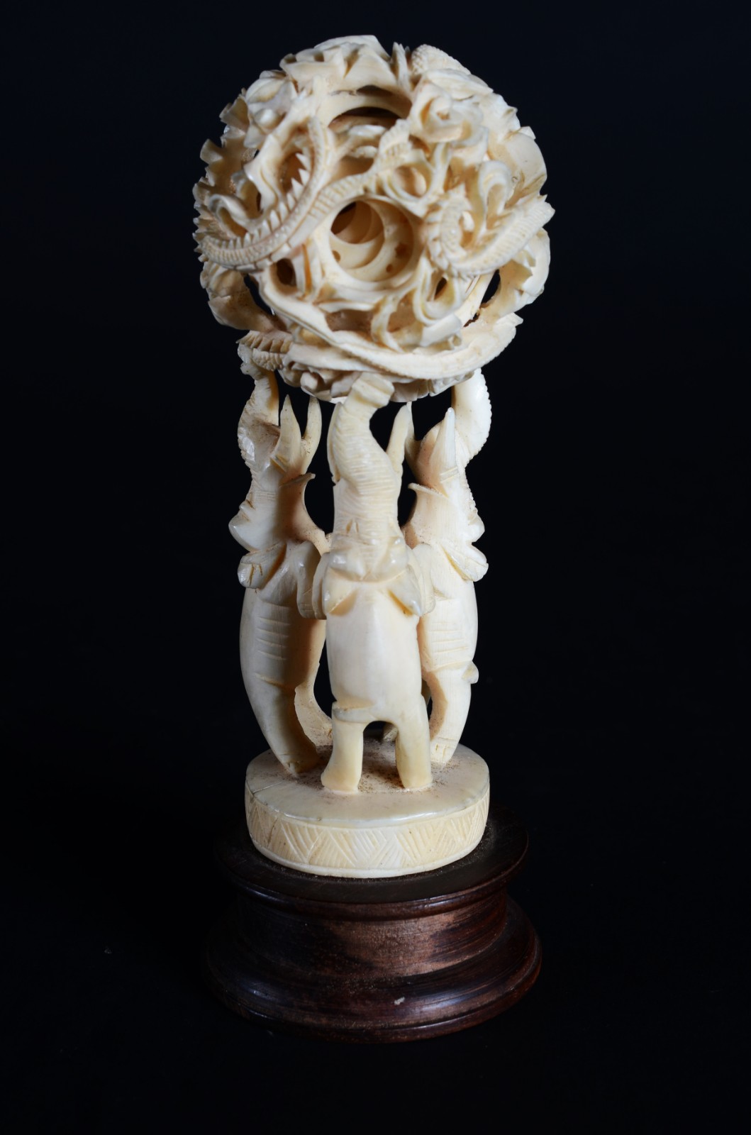 Escultura de marfim representando o jogo das "sete bolas", base com... - foto 1 de 9