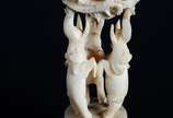 Escultura de marfim representando o jogo das "s... - Escultura de marfim representando o jogo das "sete bolas", base com elefantes esculpidos. Pequena rachadura na base.