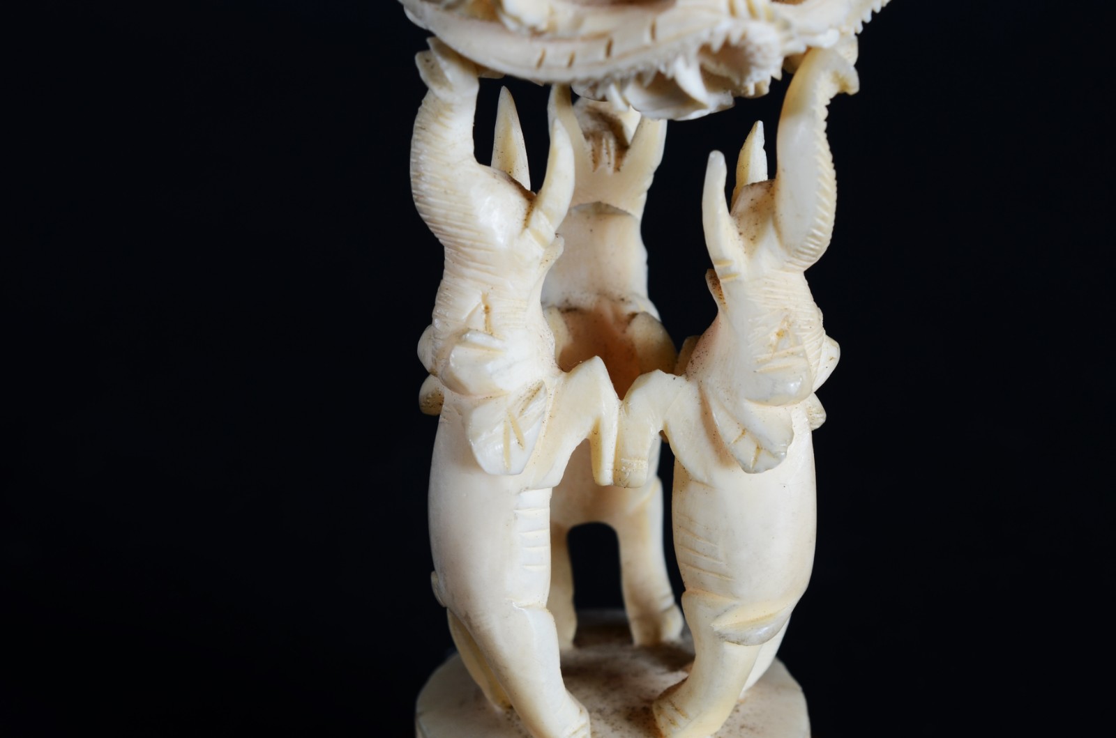Escultura de marfim representando o jogo das "sete bolas", base com... - foto 9 de 9