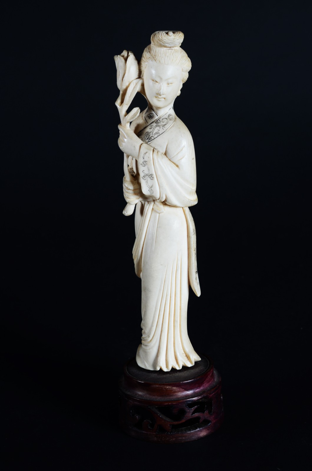 Estatueta de marfim representando Gueixa, base de madeira. - foto 1 de 5