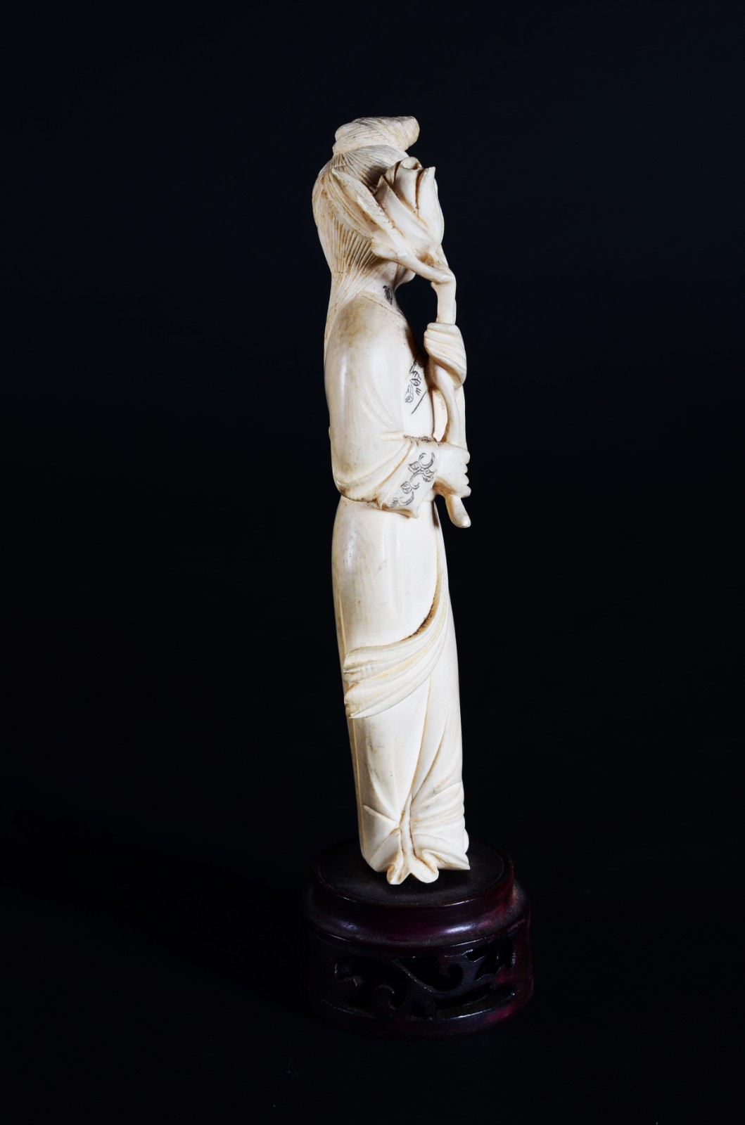 Estatueta de marfim representando Gueixa, base de madeira. - foto 4 de 5