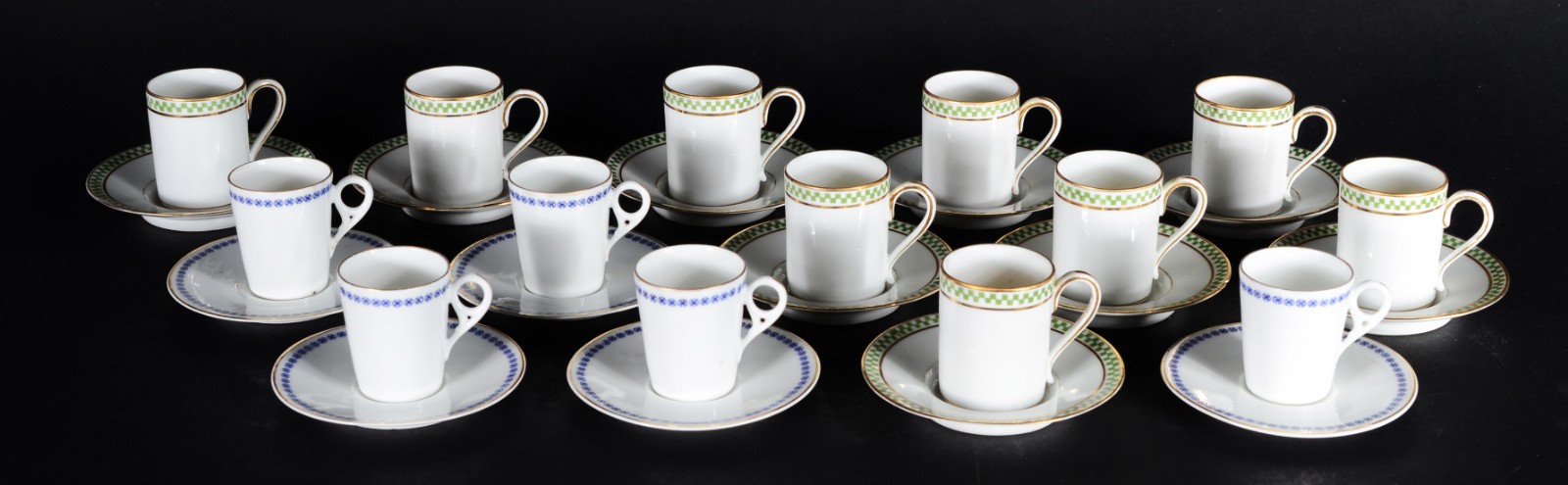 Dois conjuntos de xícaras para café com pires, sendo 9 decoradas com... - foto 1 de 7