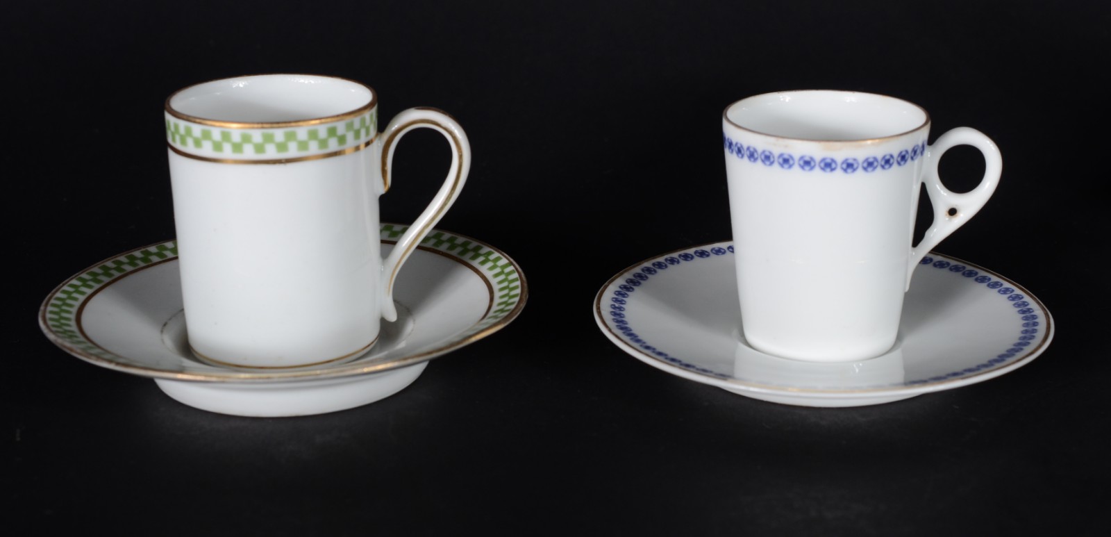 Dois conjuntos de xícaras para café com pires, sendo 9 decoradas com... - foto 2 de 7
