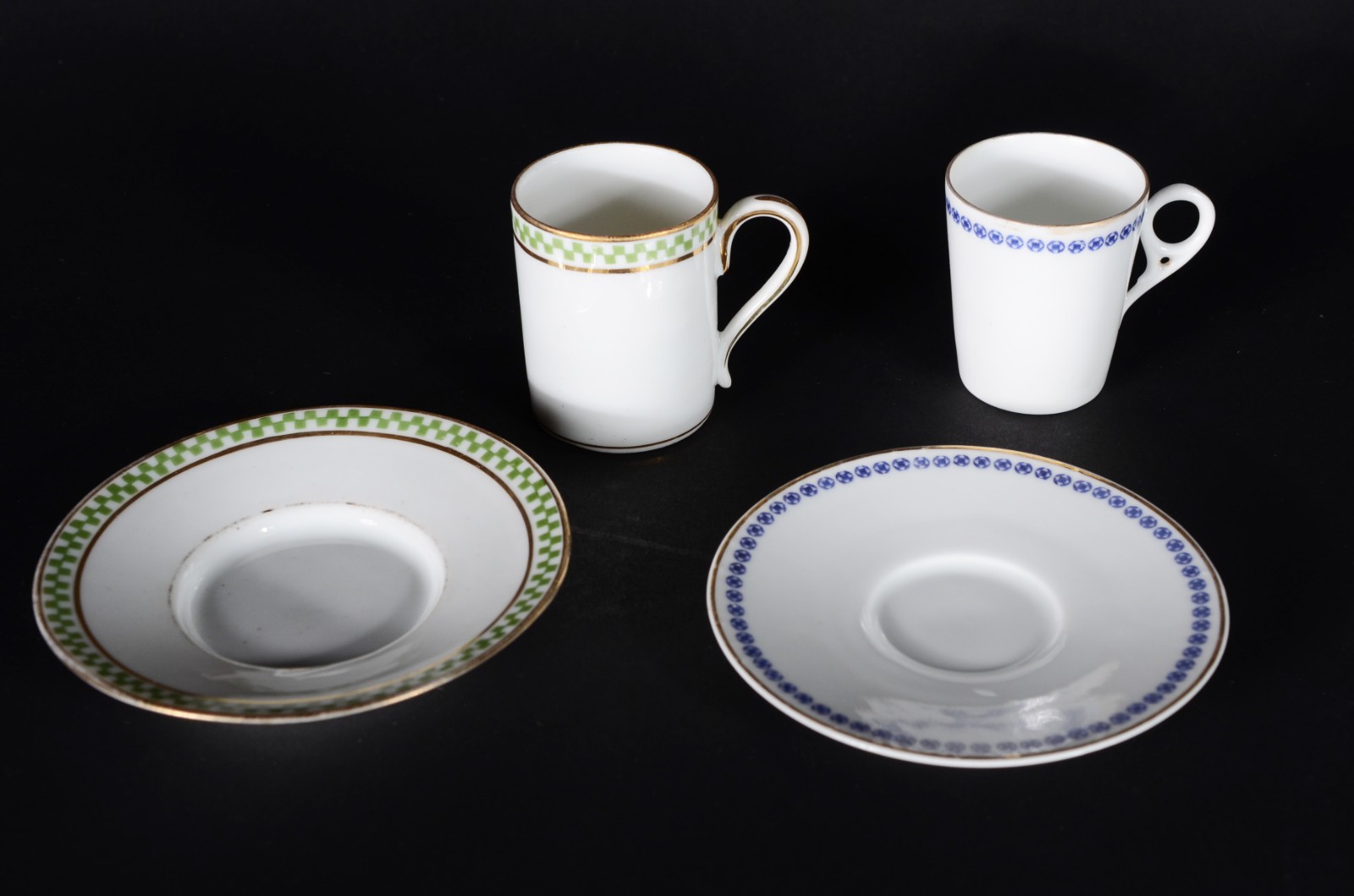 Dois conjuntos de xícaras para café com pires, sendo 9 decoradas com... - foto 3 de 7