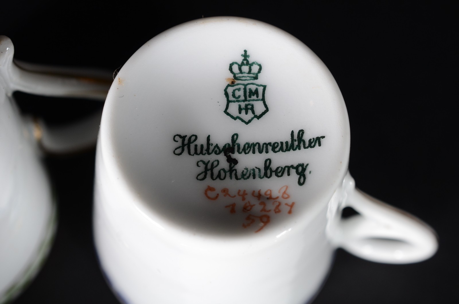 Dois conjuntos de xícaras para café com pires, sendo 9 decoradas com... - foto 5 de 7