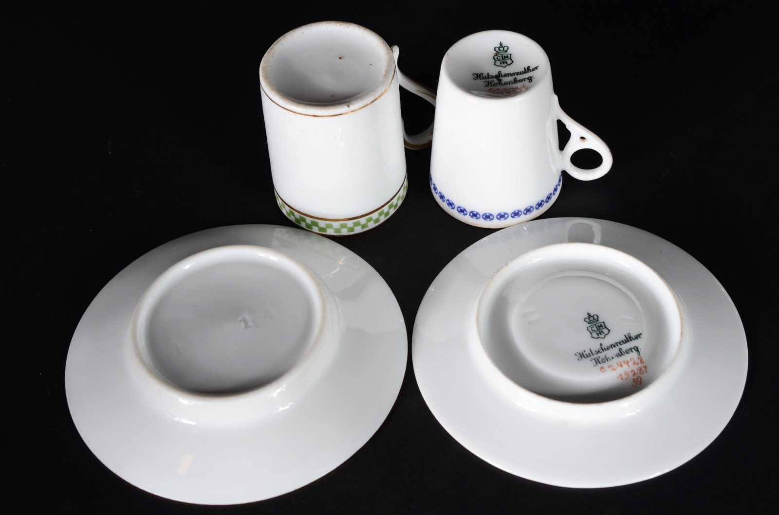 Dois conjuntos de xícaras para café com pires, sendo 9 decoradas com... - foto 6 de 7