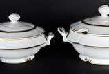 Porcelana Real (1943-1972),  - Aparelho de jantar de porcelana Real, branca com frisos dourados, composto de: 24 pratos rasos, 11 pratos fundos, 7 pratos de sobremesa, 8 travessas, 