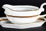 Porcelana Real (1943-1972),  - Aparelho de jantar de porcelana Real, branca com frisos dourados, composto de: 24 pratos rasos, 11 pratos fundos, 7 pratos de sobremesa, 8 travessas, 