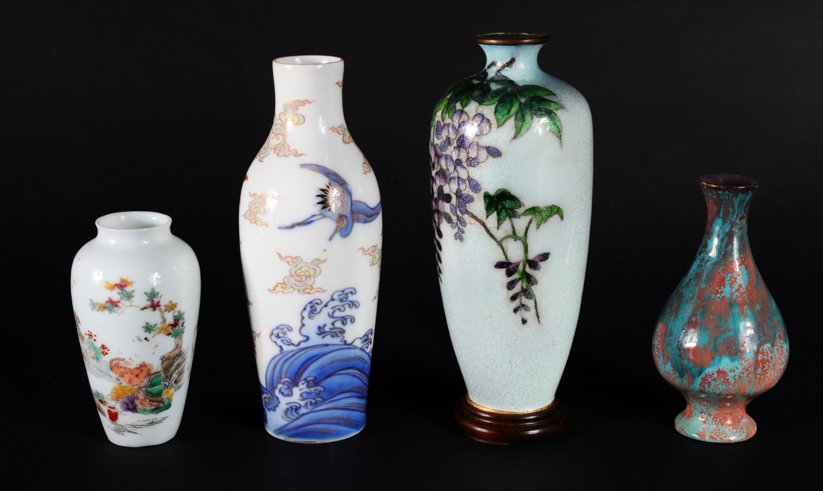 Quatro vasos diversos de porcelana e metal, sendo tres orientais e um... - foto 1 de 8