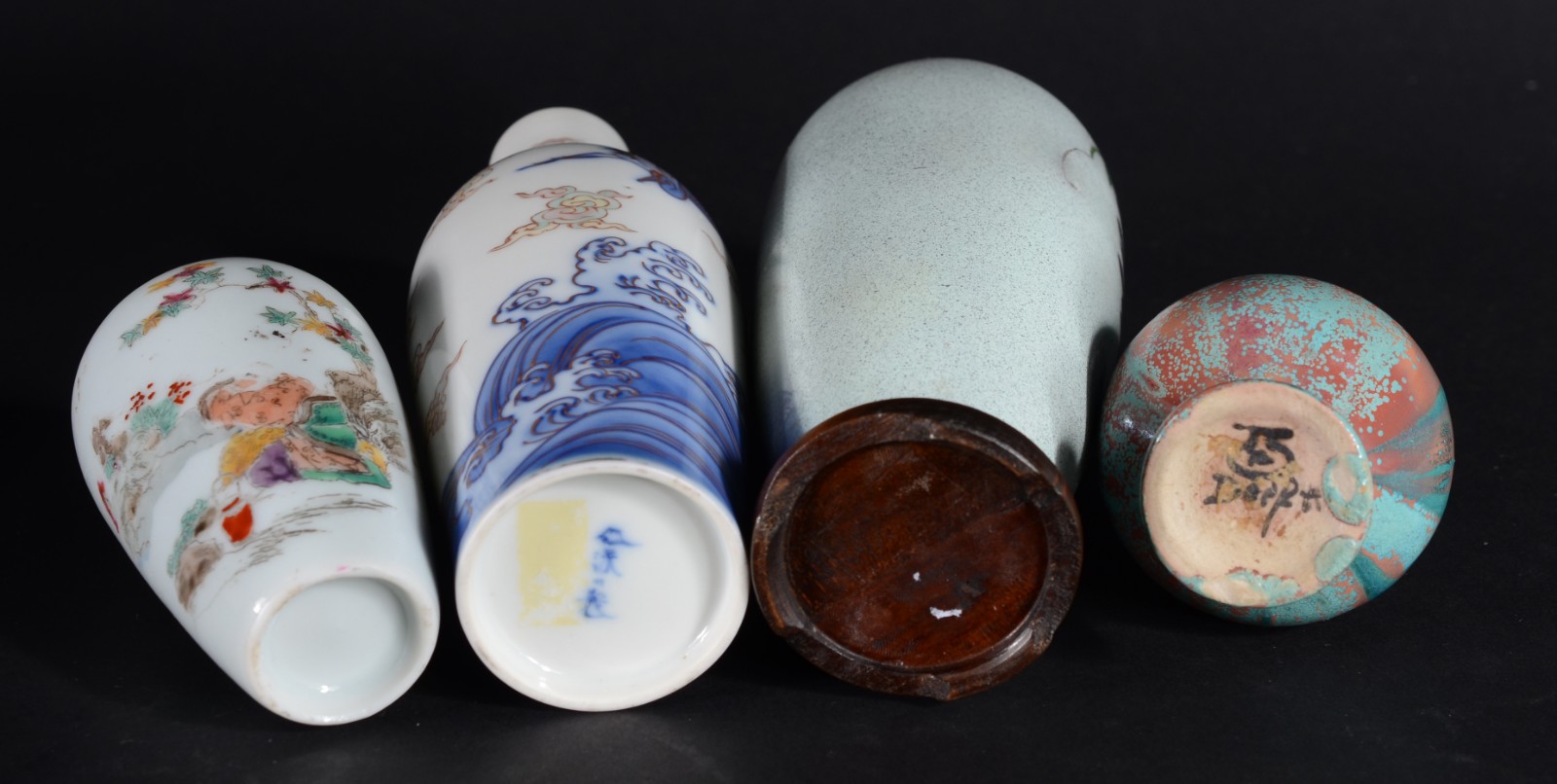 Quatro vasos diversos de porcelana e metal, sendo tres orientais e um... - foto 6 de 8