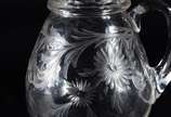 Três peças, sendo: 2 jarras para água, uma bico... - Três peças, sendo: 2 jarras para água, uma bico de jaca e outra com flores lavradas; e garrafa de cristal com alças decorada com moinho e cachos...