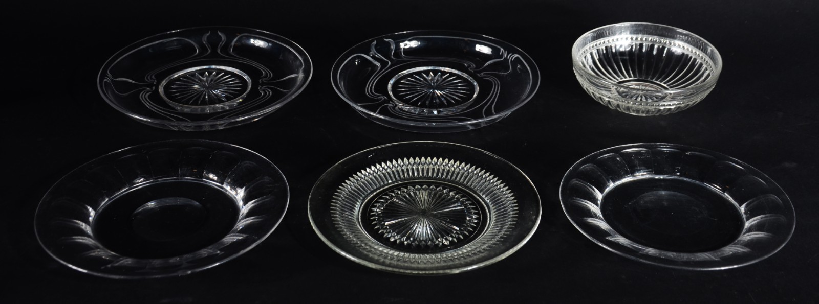 Seis peças diversas de cristal e vidro, sendo: 5 pratos e bowl. Um... - foto 2 de 10