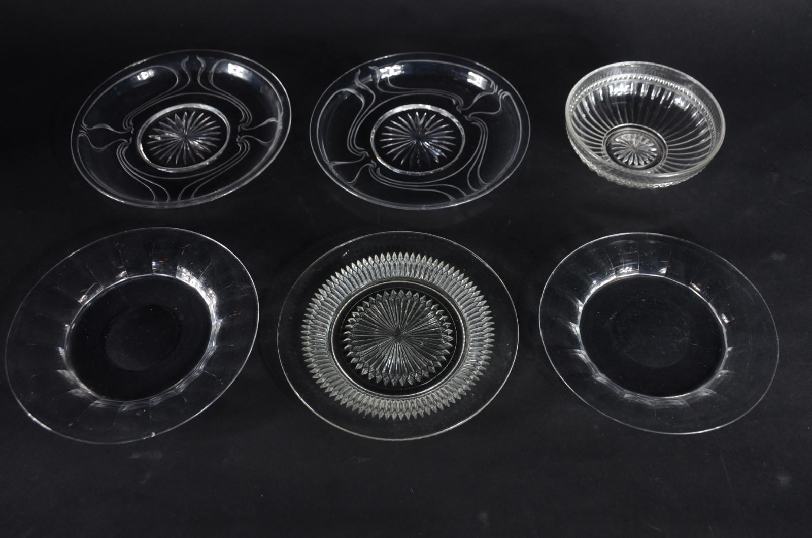 Seis peças diversas de cristal e vidro, sendo: 5 pratos e bowl. Um... - foto 1 de 10