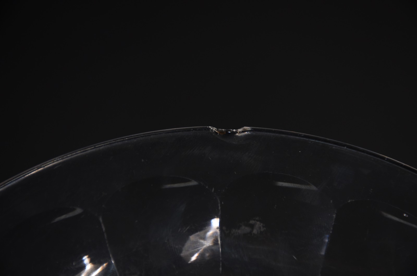 Seis peças diversas de cristal e vidro, sendo: 5 pratos e bowl. Um... - foto 3 de 10