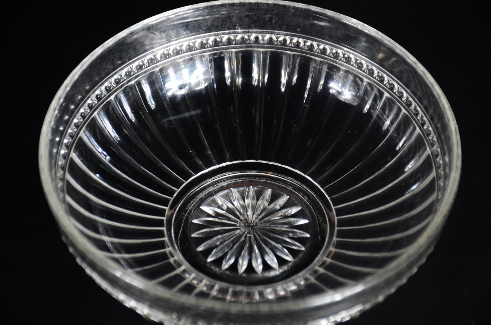 Seis peças diversas de cristal e vidro, sendo: 5 pratos e bowl. Um... - foto 5 de 10