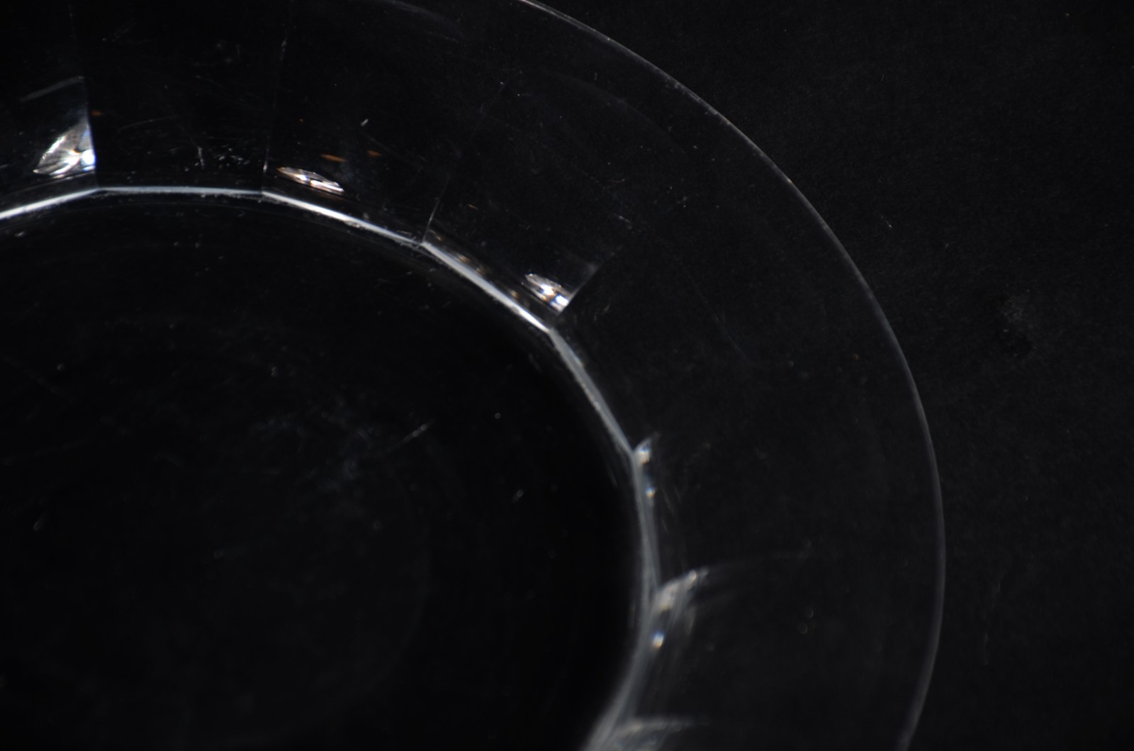 Seis peças diversas de cristal e vidro, sendo: 5 pratos e bowl. Um... - foto 6 de 10