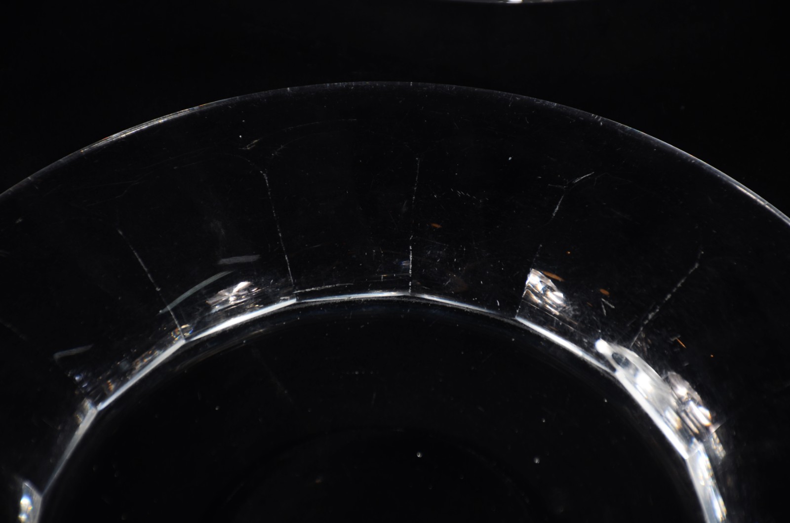 Seis peças diversas de cristal e vidro, sendo: 5 pratos e bowl. Um... - foto 9 de 10