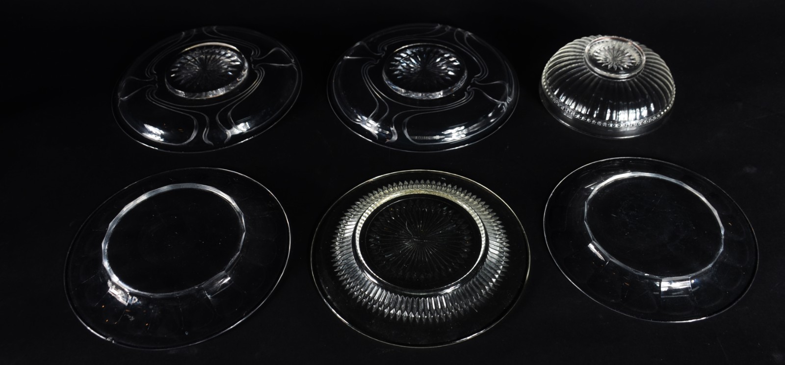Seis peças diversas de cristal e vidro, sendo: 5 pratos e bowl. Um... - foto 10 de 10