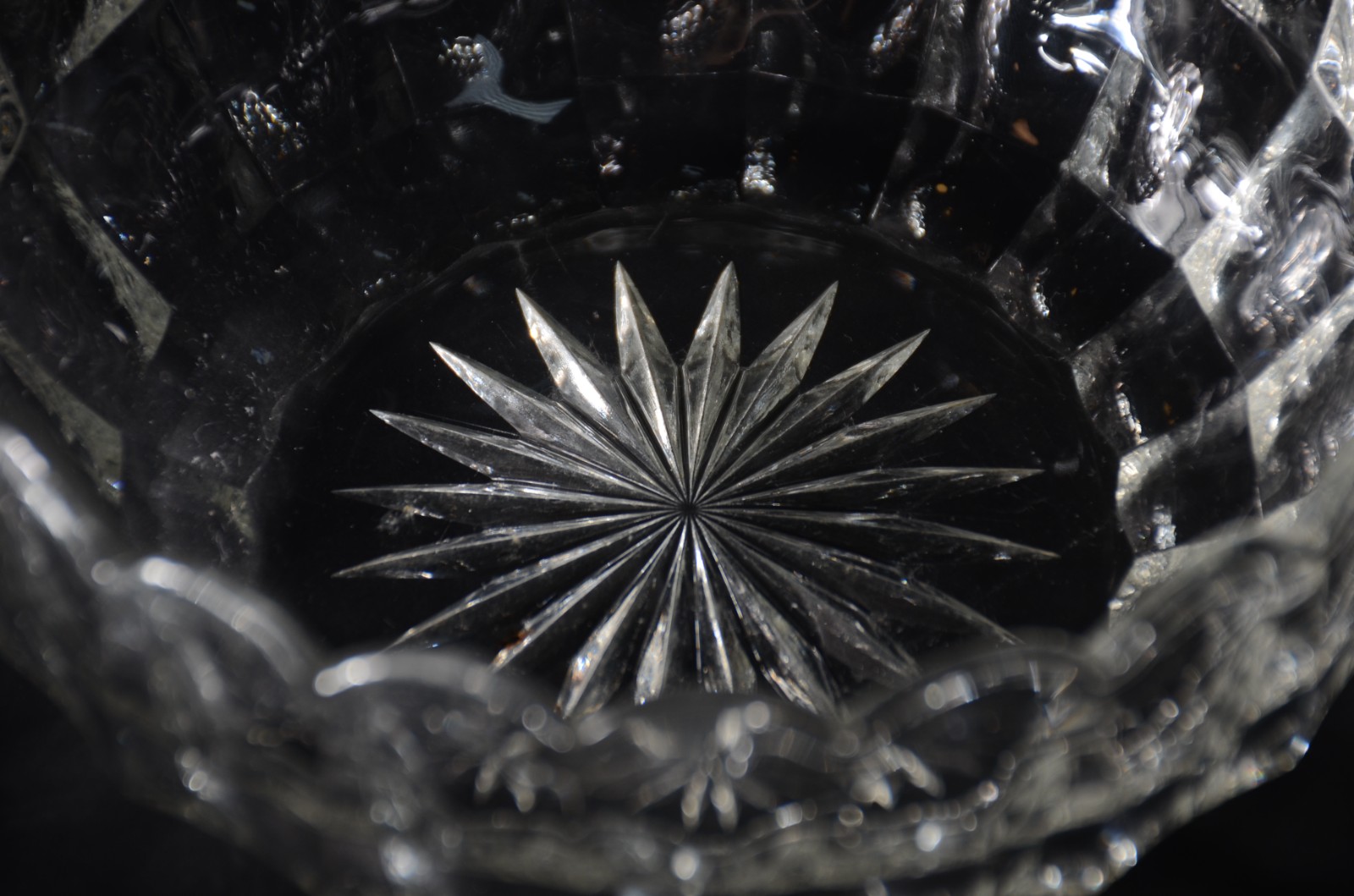 Quatro peças diversas de cristal, sendo: porta petiscos feitio oval e... - foto 5 de 5