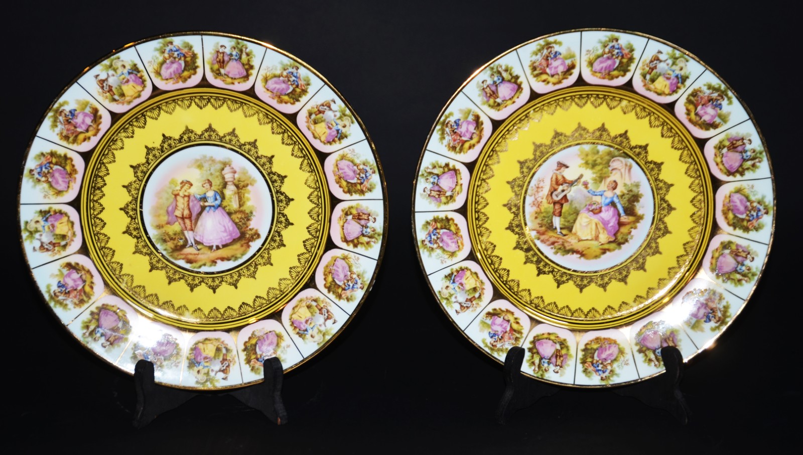 Par de medalhões de porcelana "Dom Pedro" decorados com cenas... - foto 1 de 8