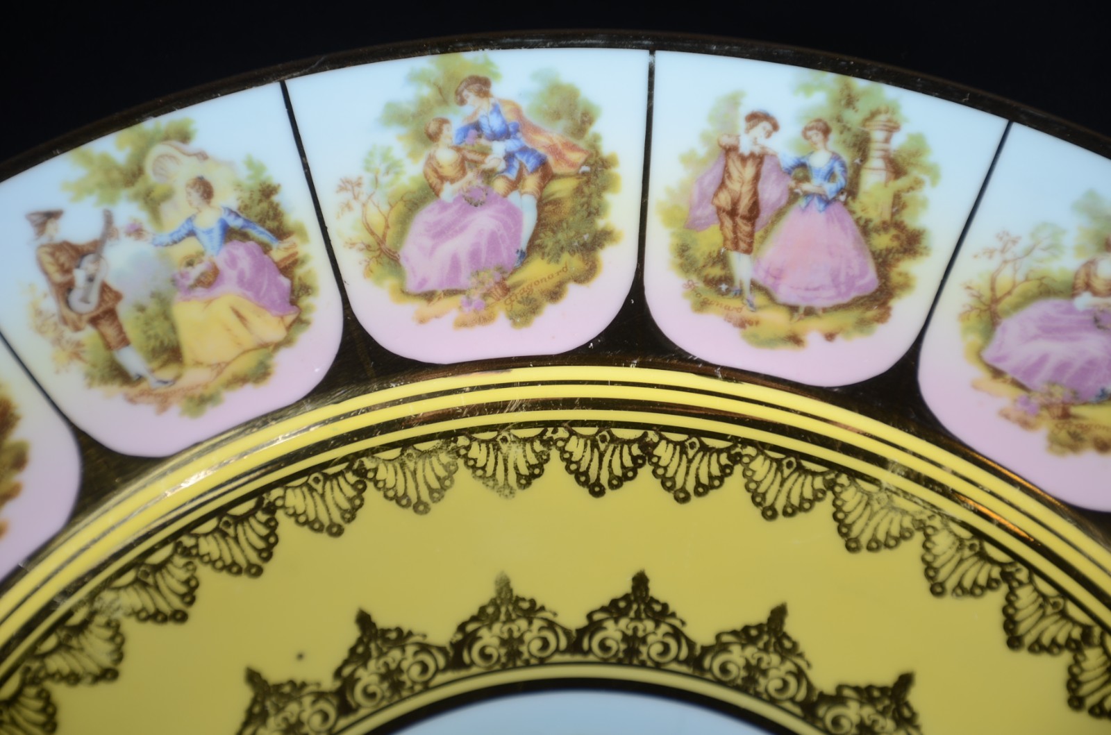 Par de medalhões de porcelana "Dom Pedro" decorados com cenas... - foto 4 de 8